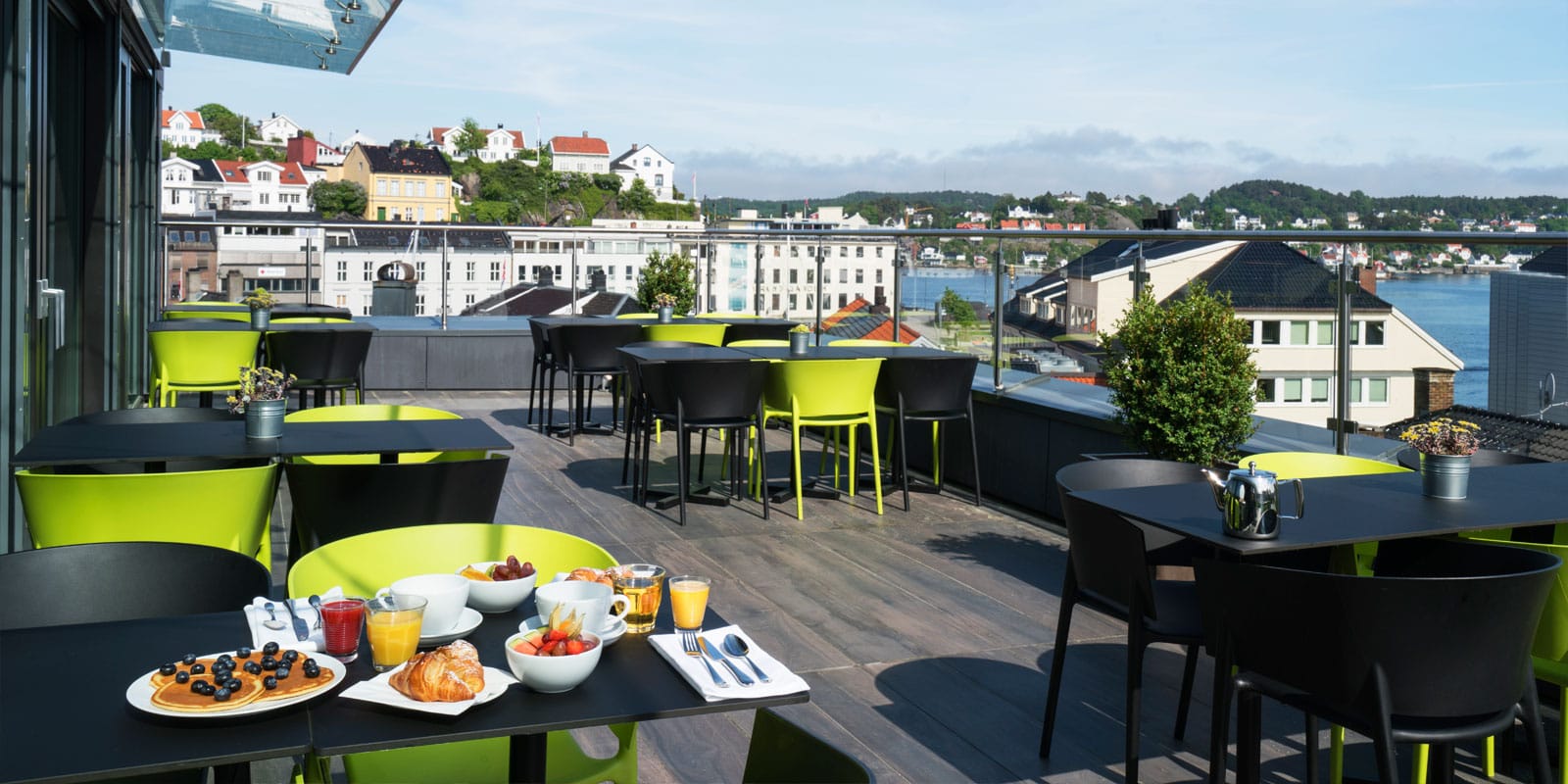 Frokost nytes på Thon Hotel Arendals takterasse med god utsikt ut mot hav og by