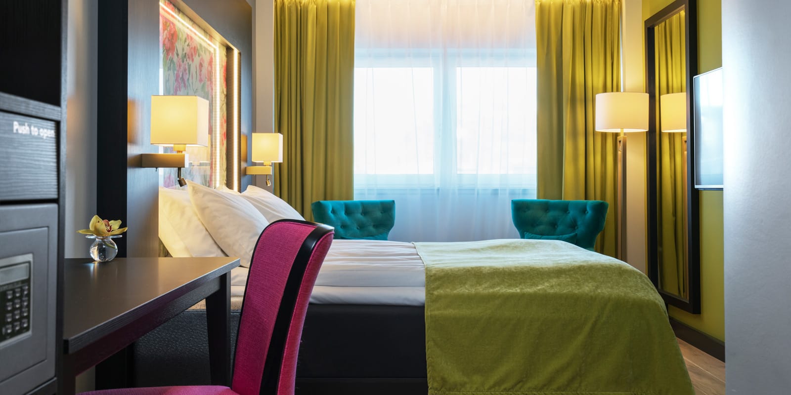 Standard rom med dobbeltseng og skrivepult i lyst hotellrom