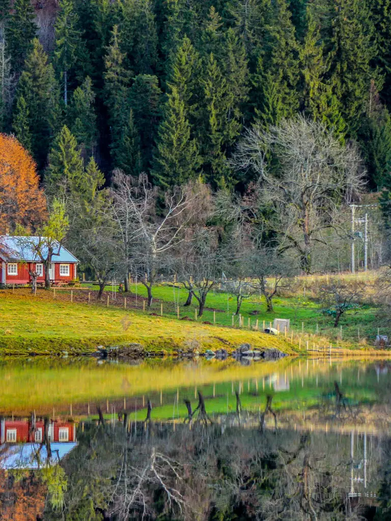 Small red house at the edge of a lake
