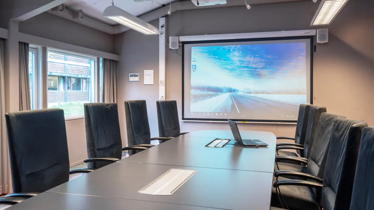 15 meeting room, each with capacity for 10-18 attendees