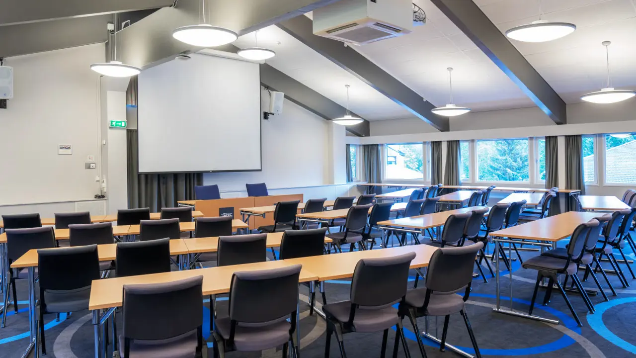 Étage 1 avec disposition en salle de classe avec projecteur et écran au Thon Hotel Vettre d’Asker