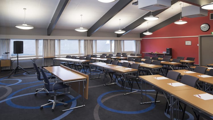 Konferencesal med plads til 110 personer med klasseværelse-opsætning