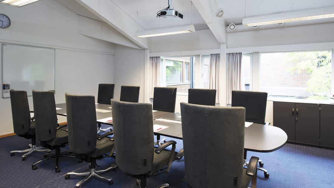 15 meeting room, each with capacity for 10-18 attendees