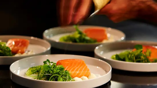 Laks tilberedes på Restaurant Ask