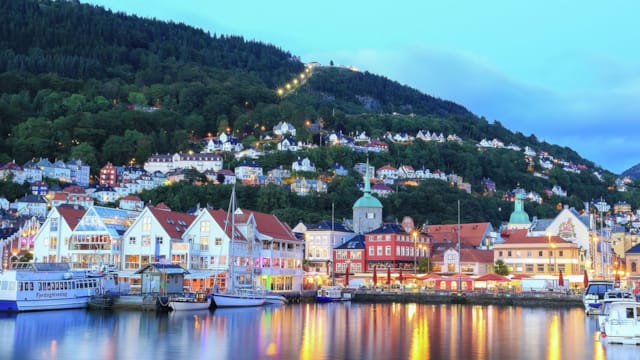 Foto van de haven van Bergen bij avond.