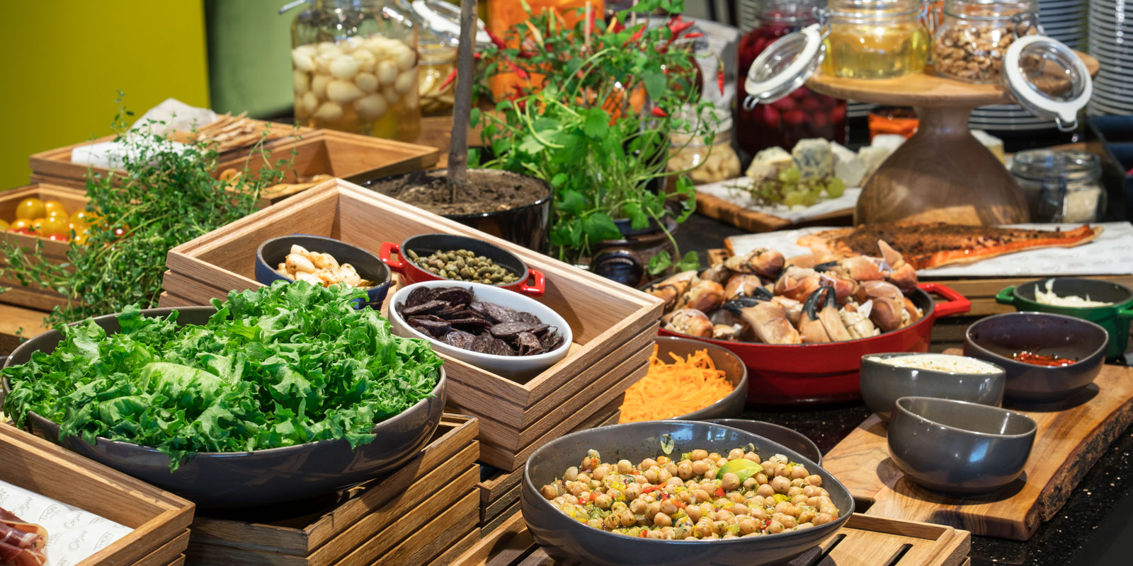 Bugnende lunsjbuffet med sjømat, skalldyr, spekemat, salater og grønnsaker på Thon Hotel Bergen Airport ved Bergen Lufthavn, Flesland. 