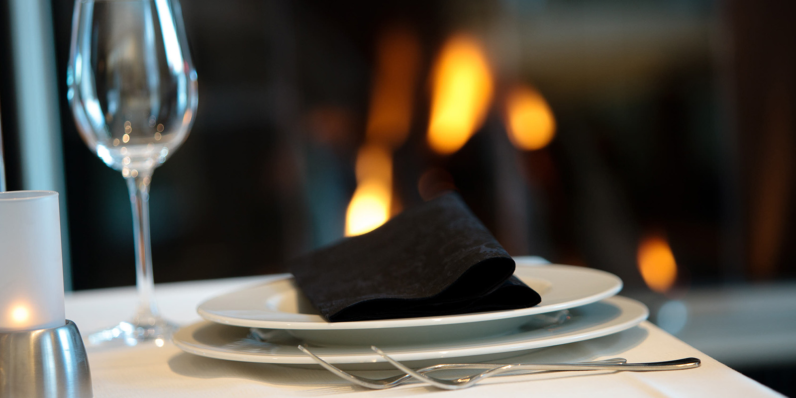 Dukat bord framför brinnande eldstad