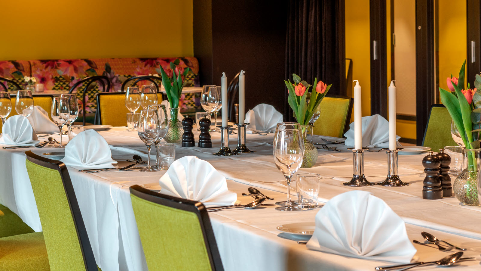 Människor samlade runt middagsbord