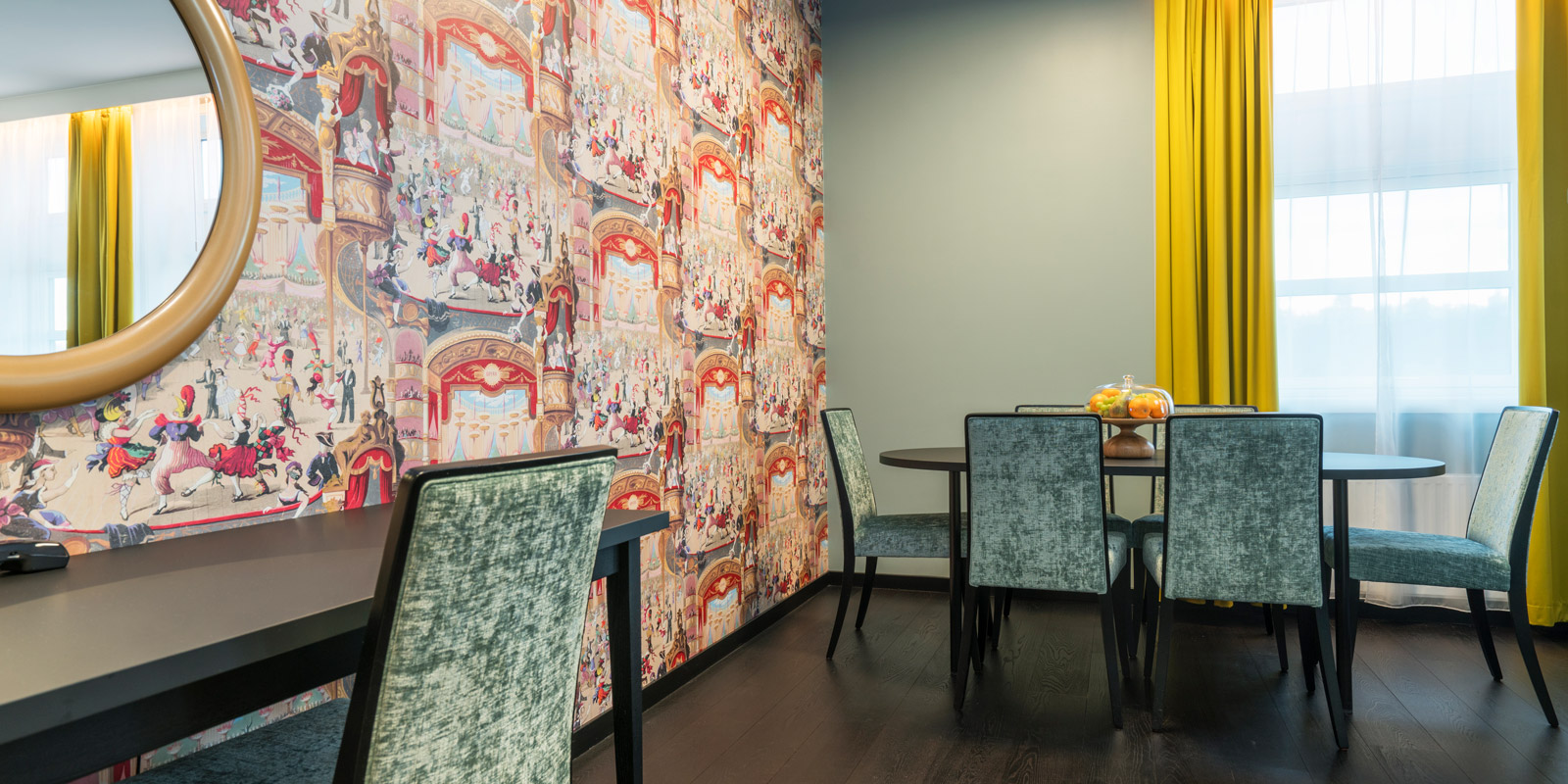 Arbeidsplass og sittegruppe i suiten  på Thon Hotel Bergen Airport ved Bergen Lufthavn, Flesland.