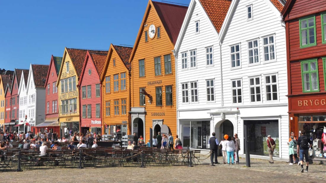 Uteservering på Bryggen i närheten av våra hotell i Bergen