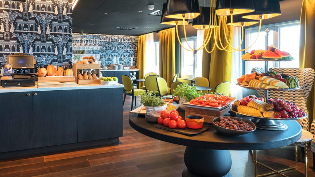 Lounge i Thon Hotel Orion med bord dækket med farverig mad