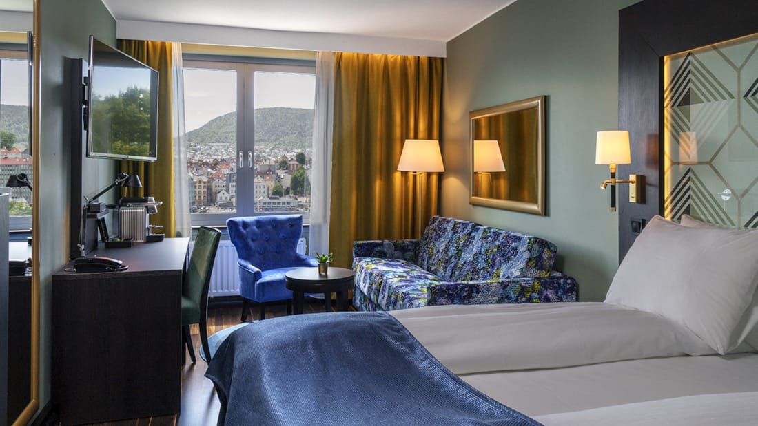 Säng, soffa och stol i Superior Room på Thon Hotel Orion i Bergen