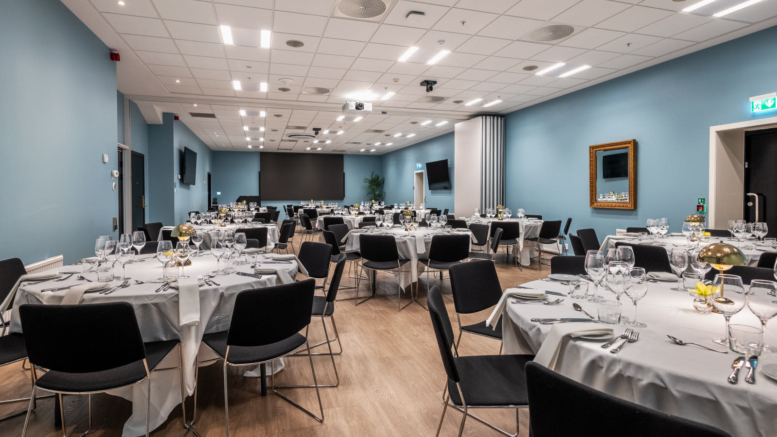 Selskapslokale i bankettoppsett.