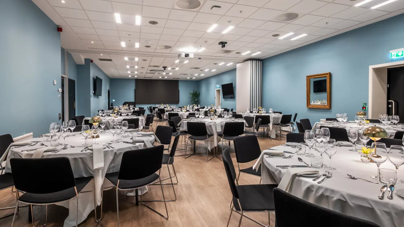 Selskapslokale i bankettoppsett.