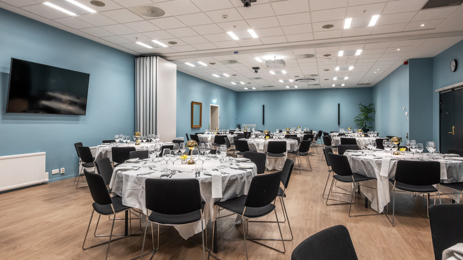 Selskapslokal i bankettoppsett.