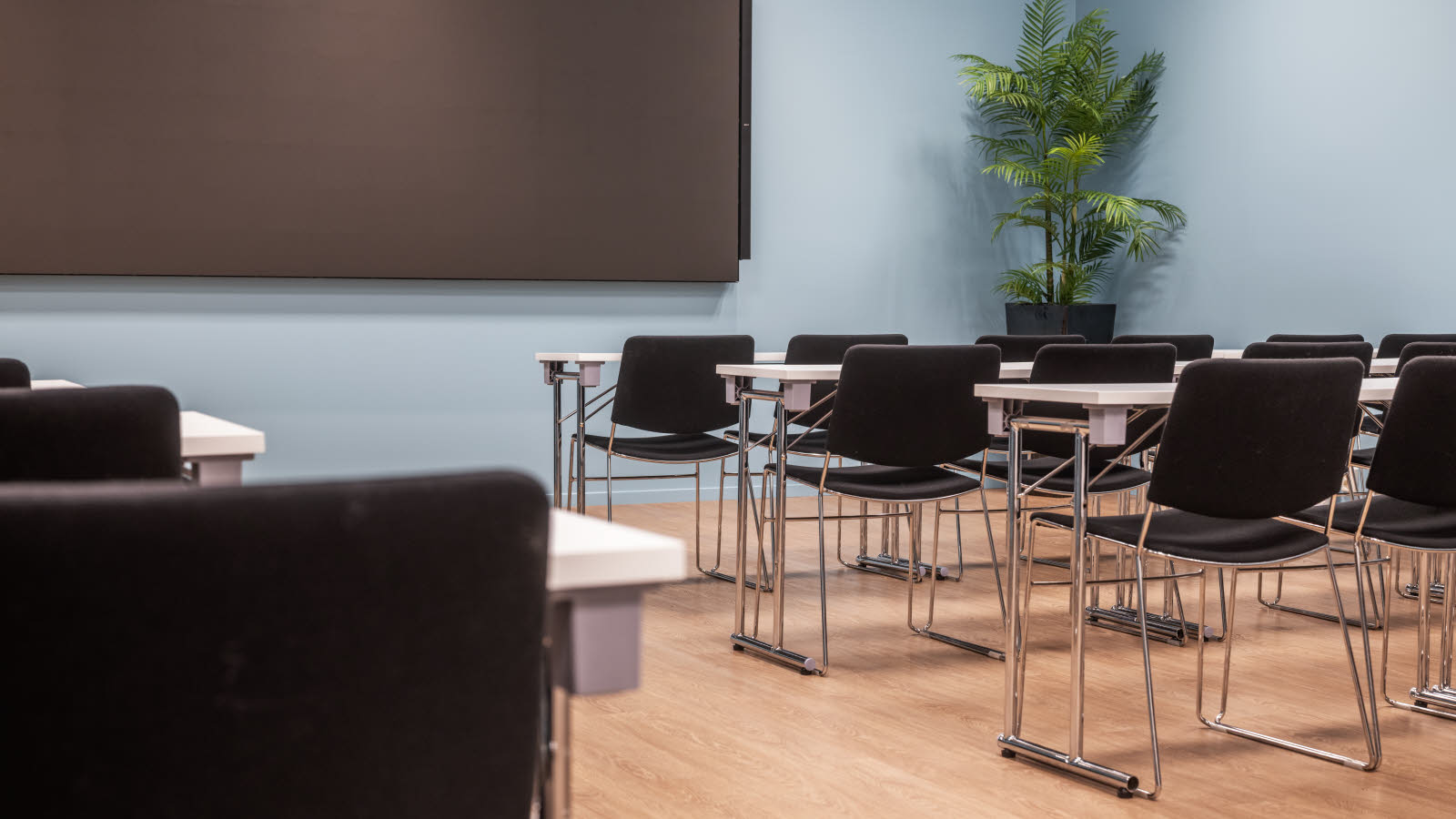 Møterom i klasseromsoppsett.