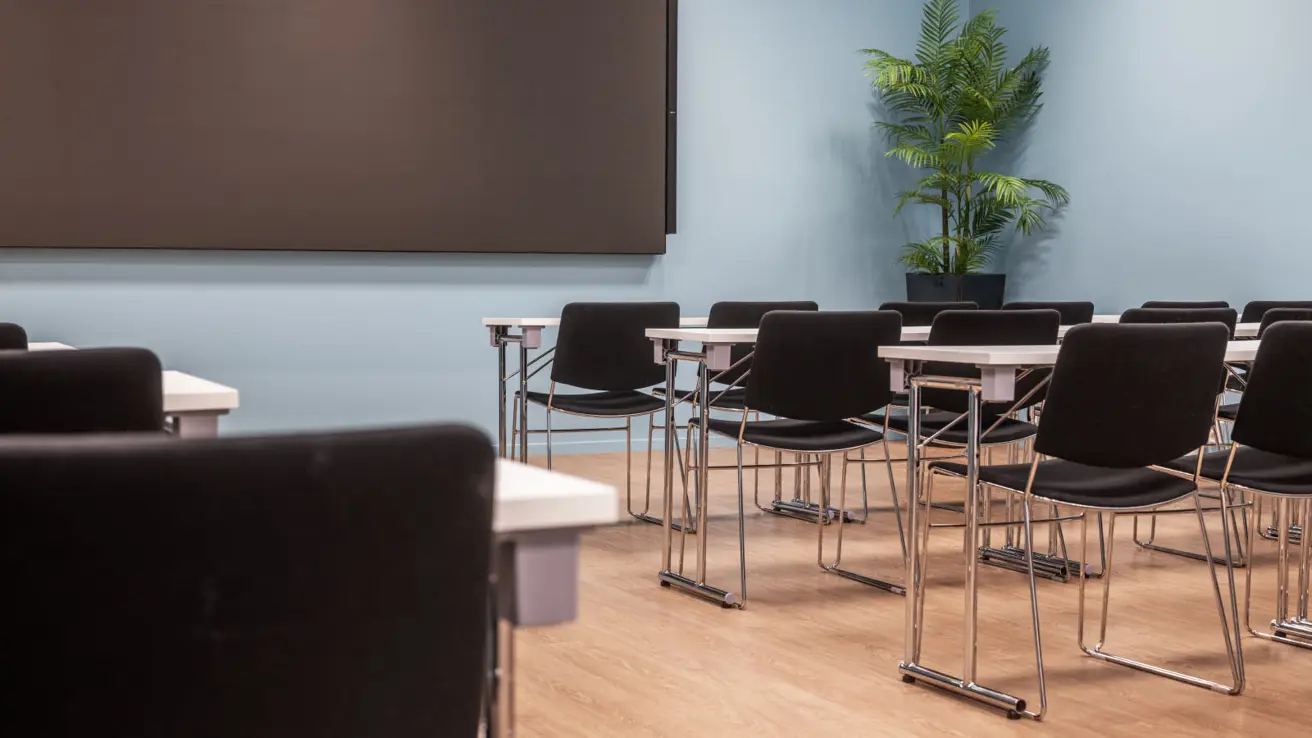 Møterom i klasseromsoppsett.