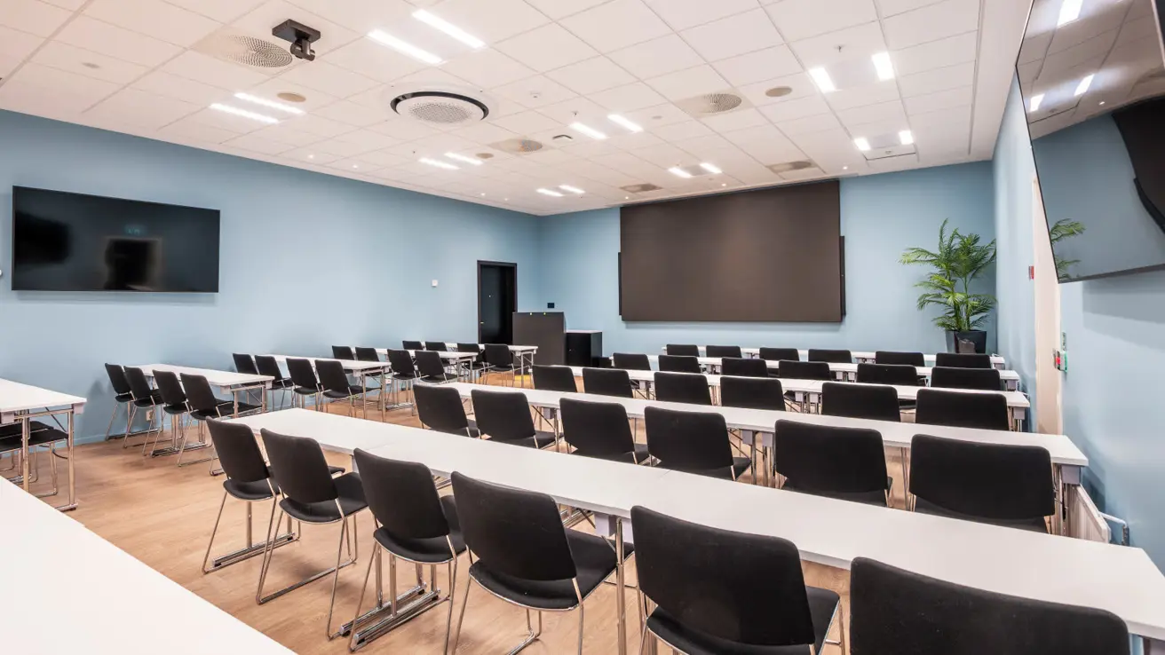 Møterom i klasseromsoppsett.