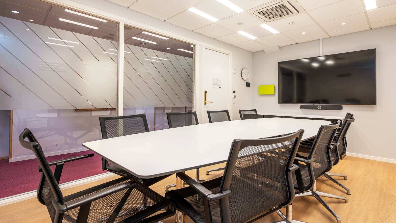 Møterom Fjellveien i styrebord-oppsett. Skjerm i front.