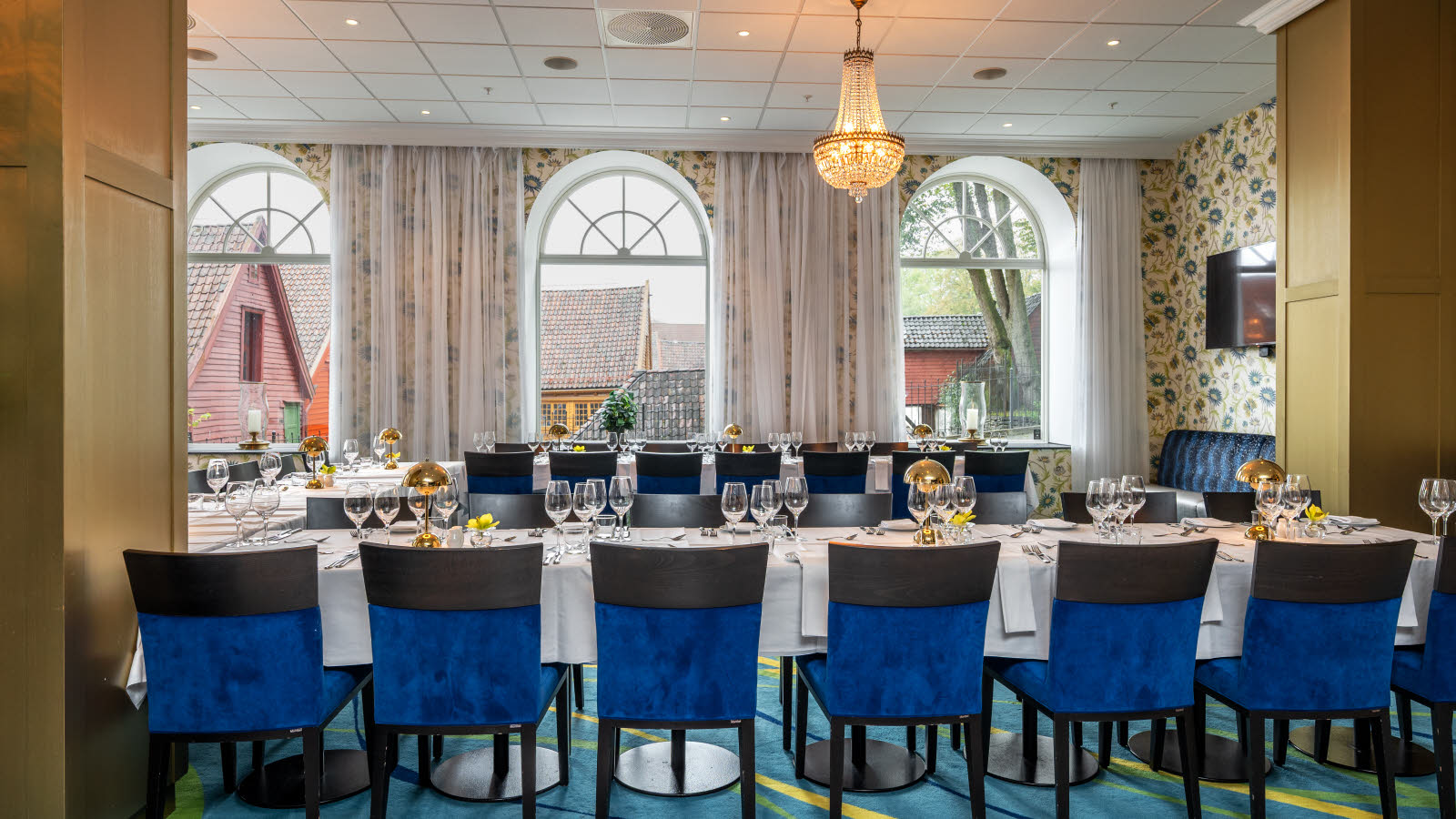 Loungen er dekket til selskapsmiddag.