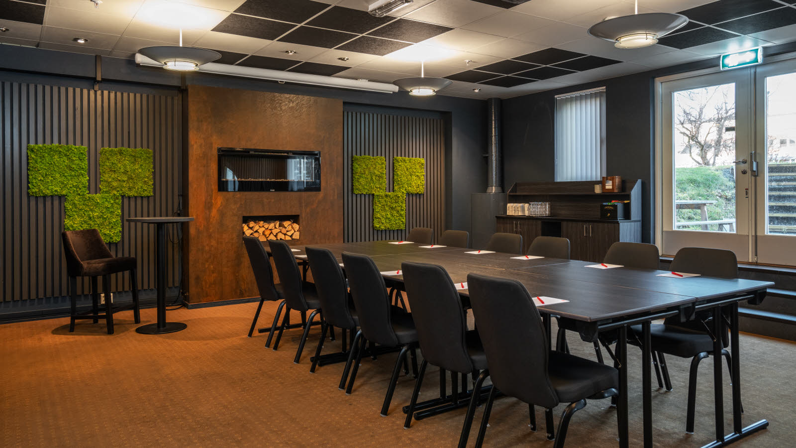 Mødelokale i hovedbordsopsætning på Thon Partner Hotel Skagen.