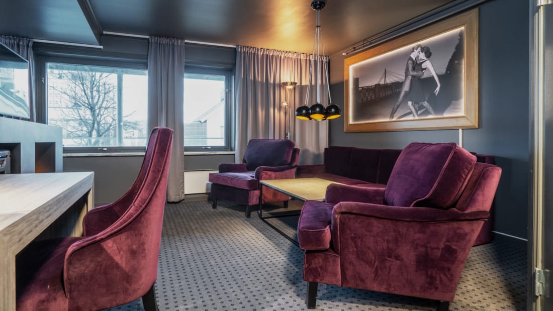 Thon Hotel Skagen kontorplads og sofagruppe i Suite