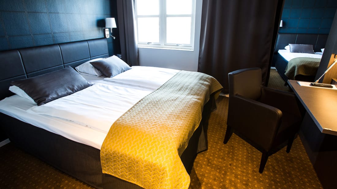 Doppelbett eines Doppelzimmers im Skagen Hotel
