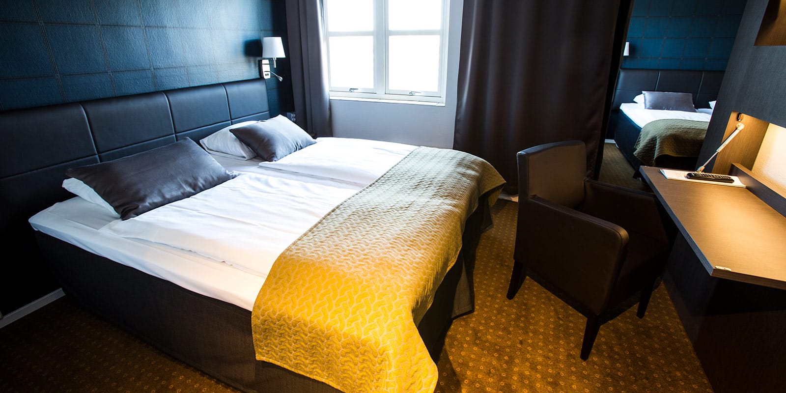 tweepersoonsbed in tweepersoonskamer van het Skagen Hotel