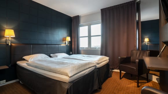 Thon Hotel Skagen Chambre double avec lit double, espace bureau près de la fenêtre