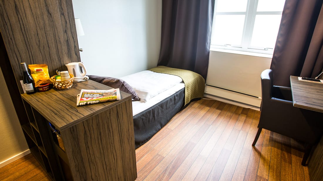 Bett eines Einzelzimmers im Skagen Hotel