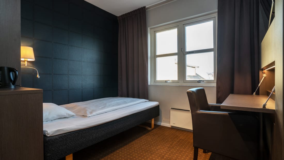 Einzelbett eines Einzelzimmers im Skagen Hotel