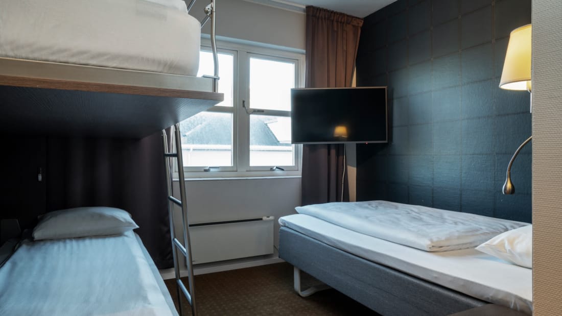 twee eenpersoonsbedden in een standaard driepersoonskamer in het Skagen Hotel