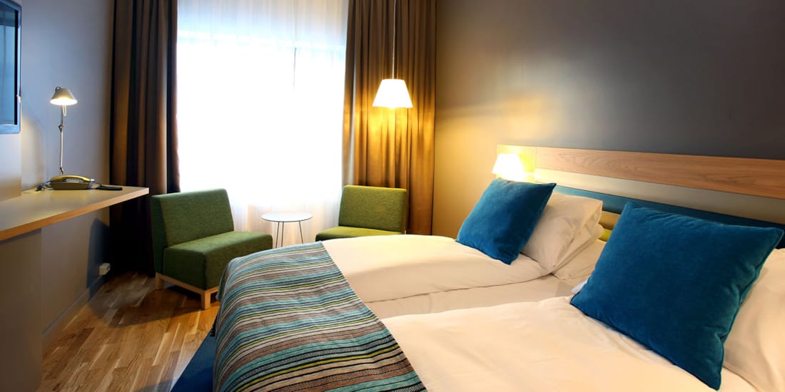 Bed in tweepersoonskamer in Thon Hotel Brønnøysund