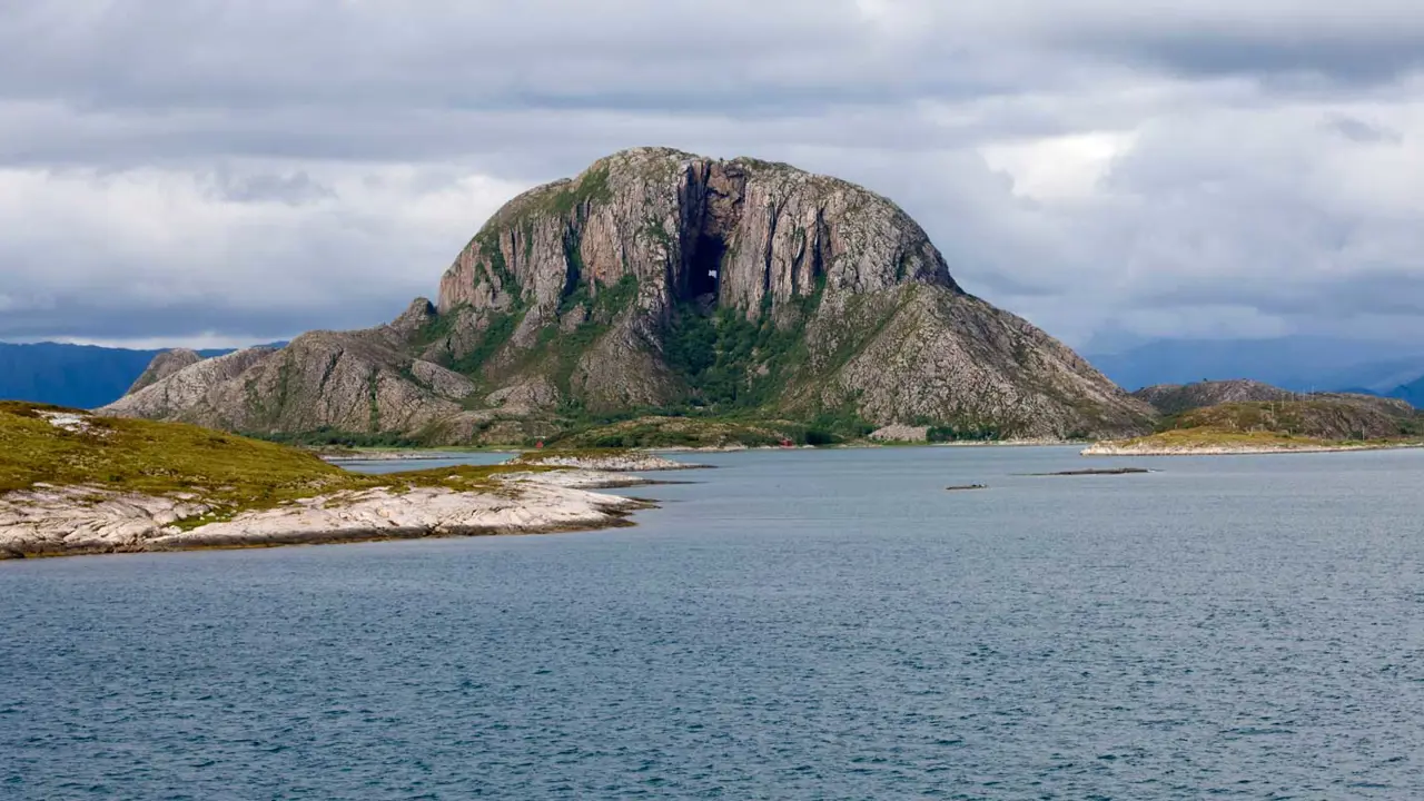 Grote berg midden in de zee, bij Brønnøysund.