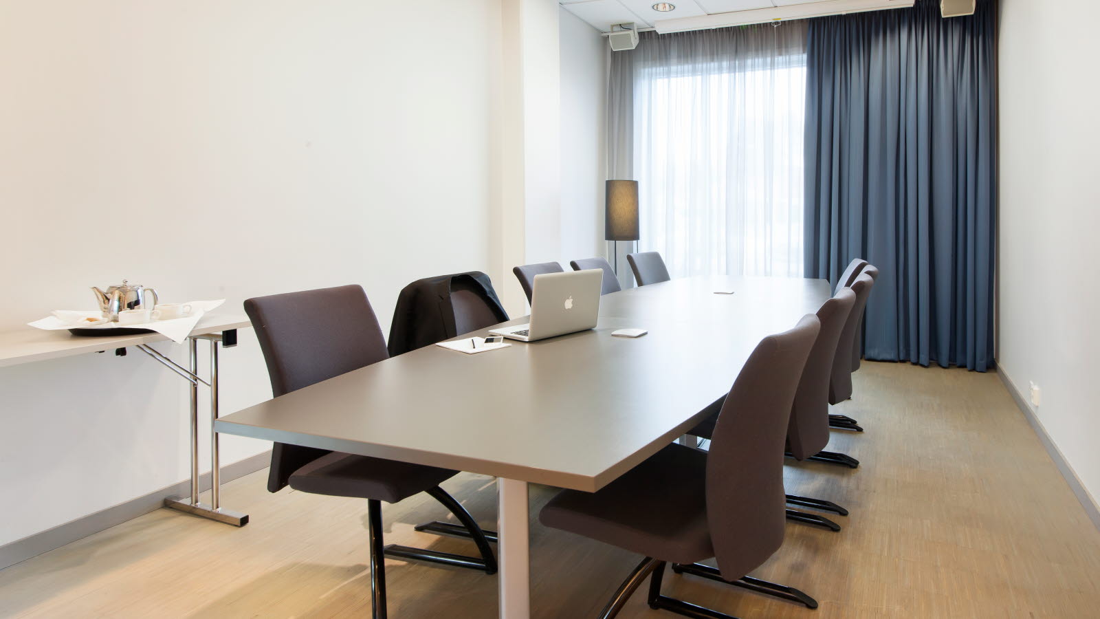 Detaljebillede af pen og notesbog