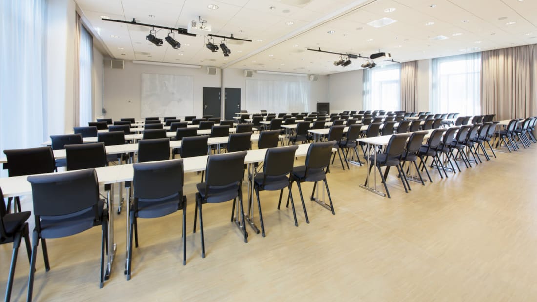 Mødelokale med klasseværelsesopsætning på Elgstua Hotel