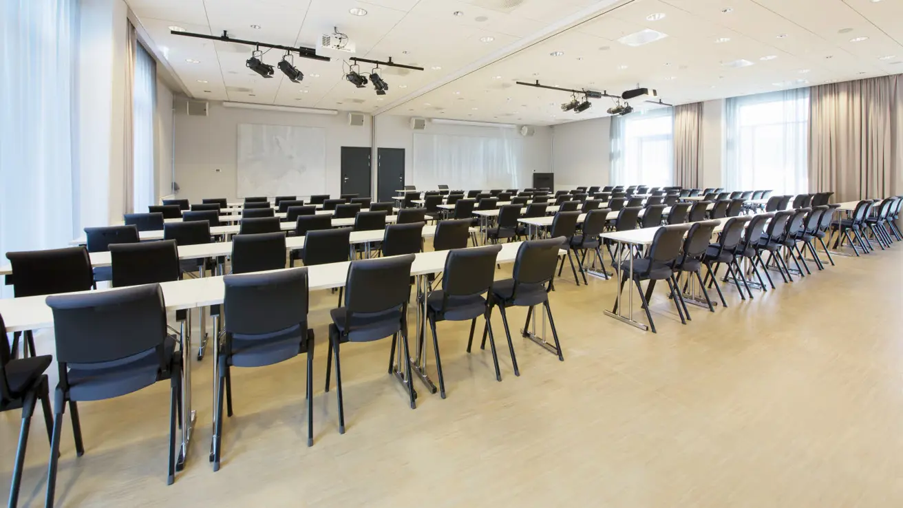 Møterom med klasseromsoppsett på Elgstua Hotell