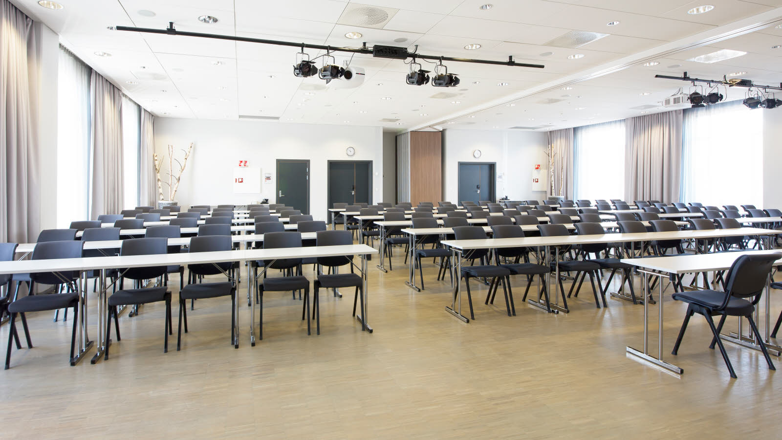 Mødelokale med klasseværelsesopsætning på Elgstua Hotel