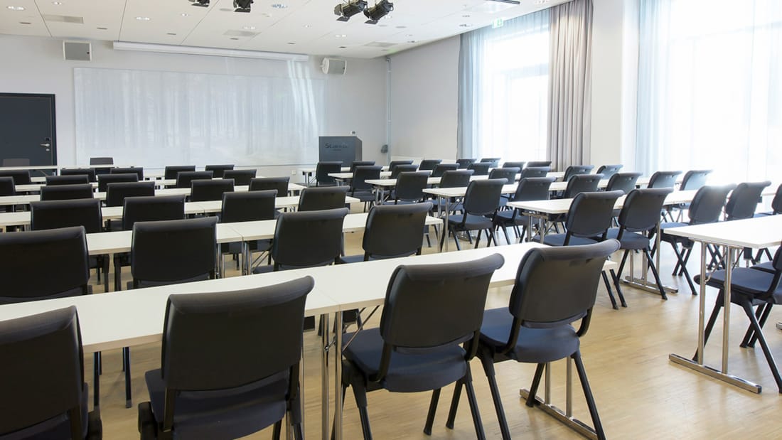 Elgkua mötesrum med klassrumsmöblering på Elgstua Hotell i Elverum