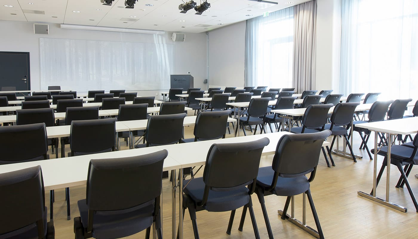 Elgkua meeting room with classroom layout at Elgstua Hotel in Elverum