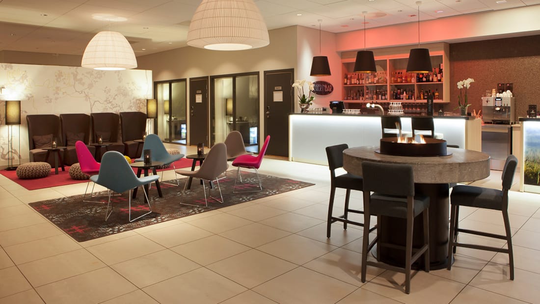 Gemütlicher Sitzbereich in der Jegern Bar, die der Lobby des Elgstua Hotels in Elverum angeschlossen ist