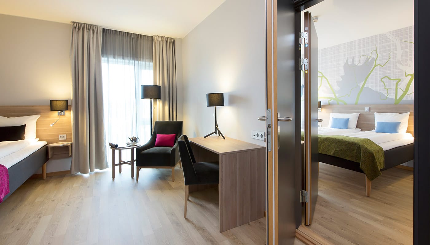 Doppelbett eines barrierefreien Zimmers im Elgstua Hotel in Elverum