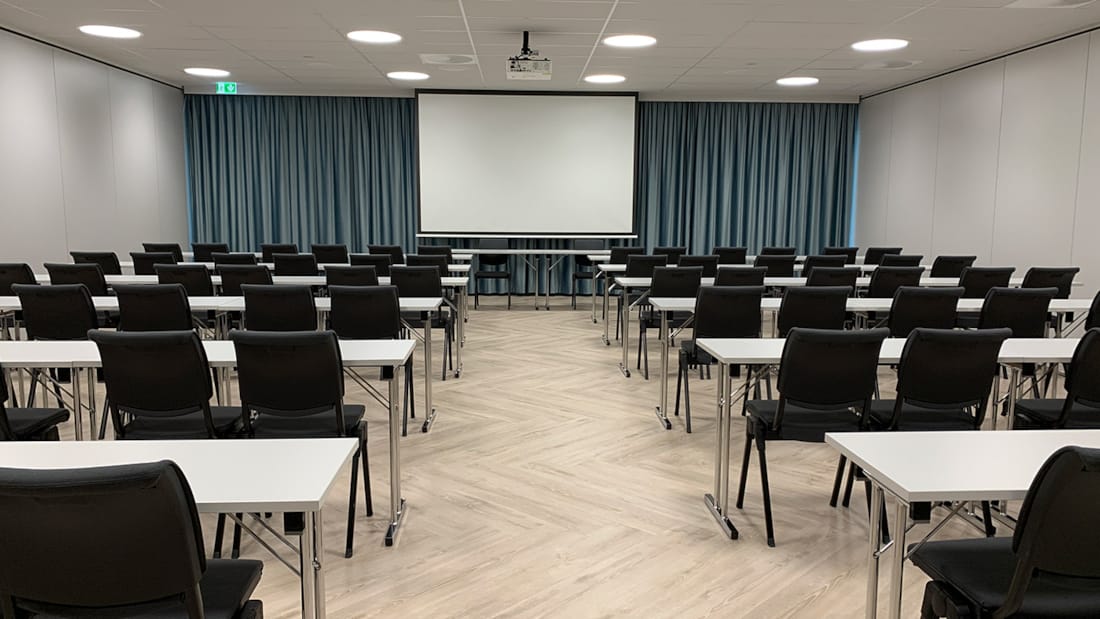 Elvelyst konferencelokale med klasseværelsesopsætning på Hotel Central i Elverum 