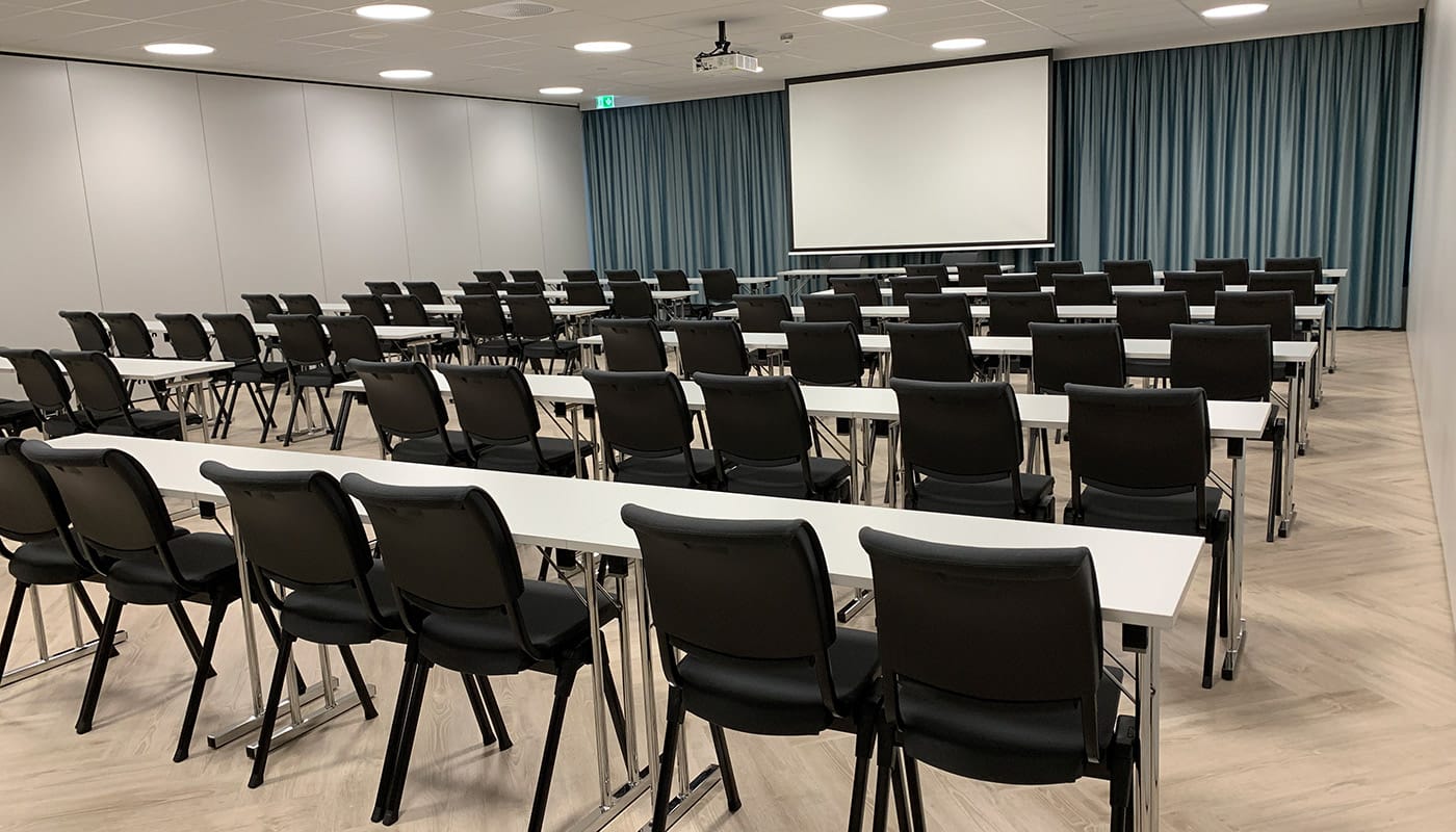 Salle de conférence Elvelyst aménagée en salle de classe de l’Hotel Central d’Elverum