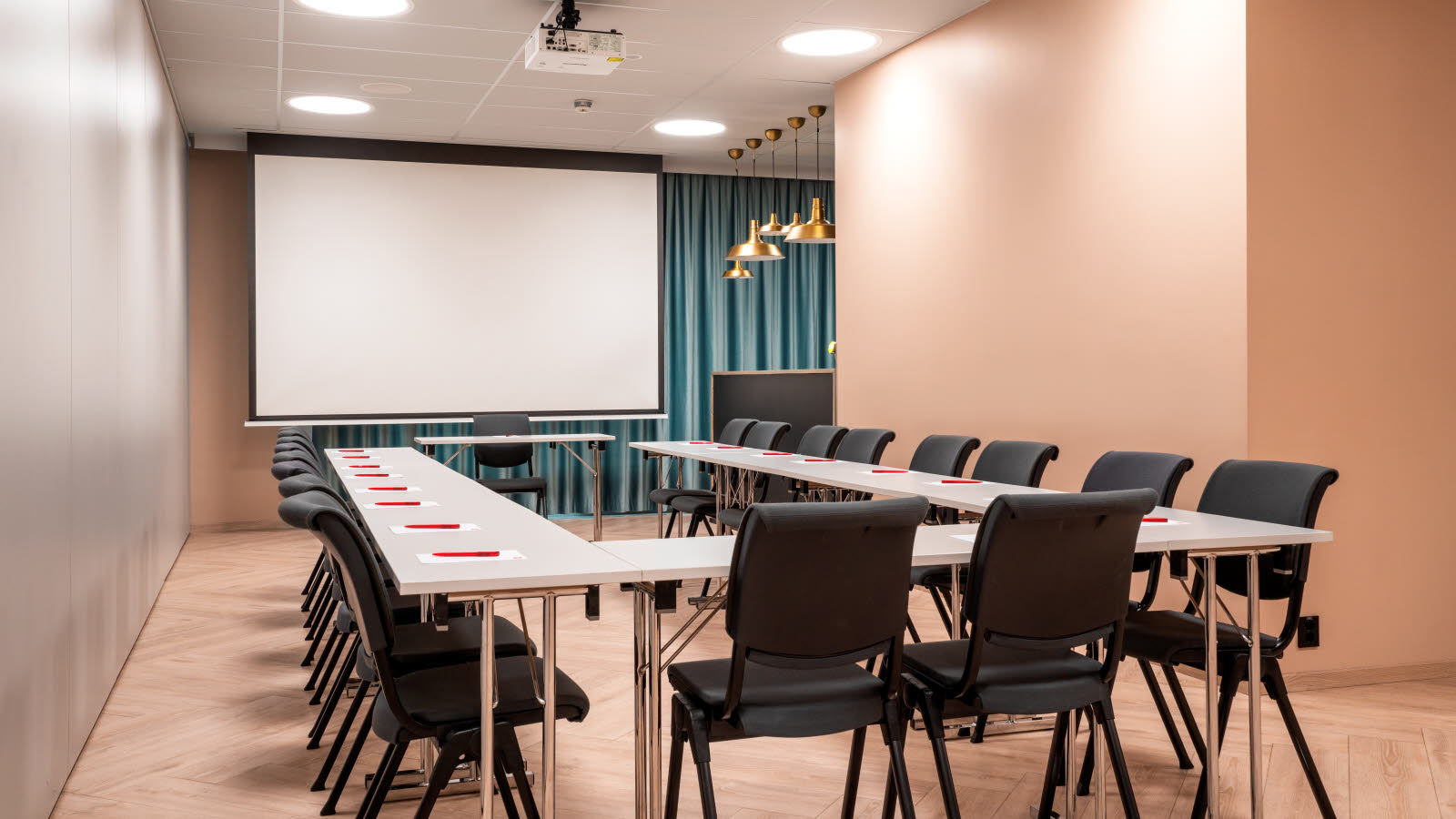 Møterom i klasseromoppsett med projektor