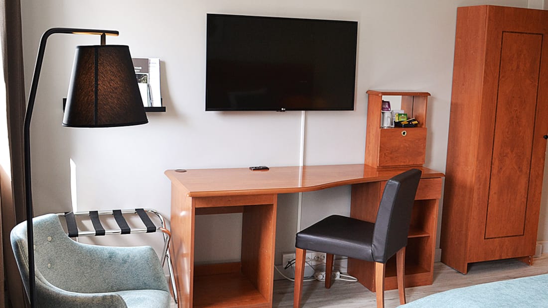 Skrivebord og tv i standard twin værelse på Hotel Central i Elverum 