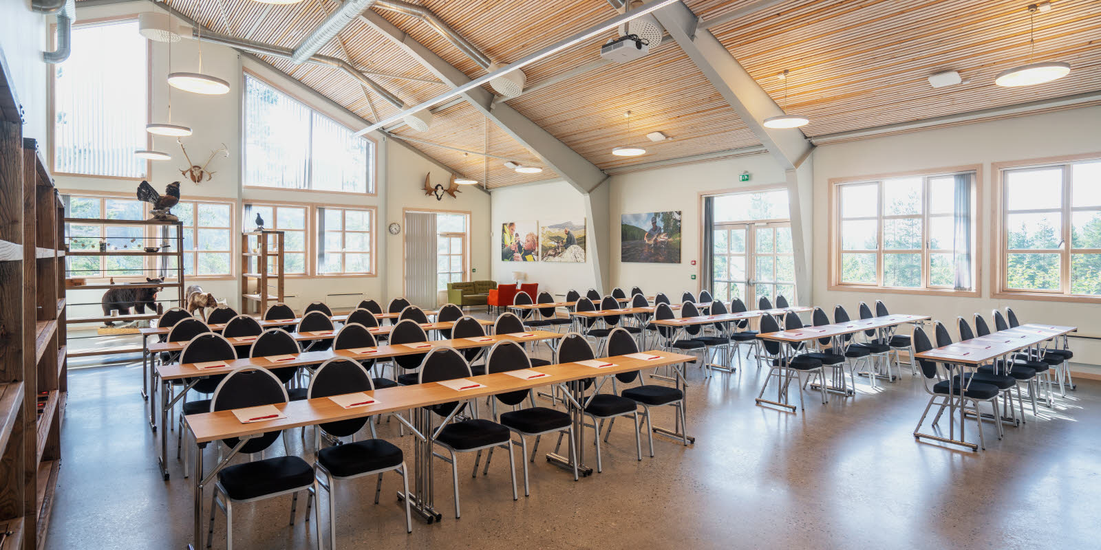 Classroom layout, window, heigh ceiling, white walls.