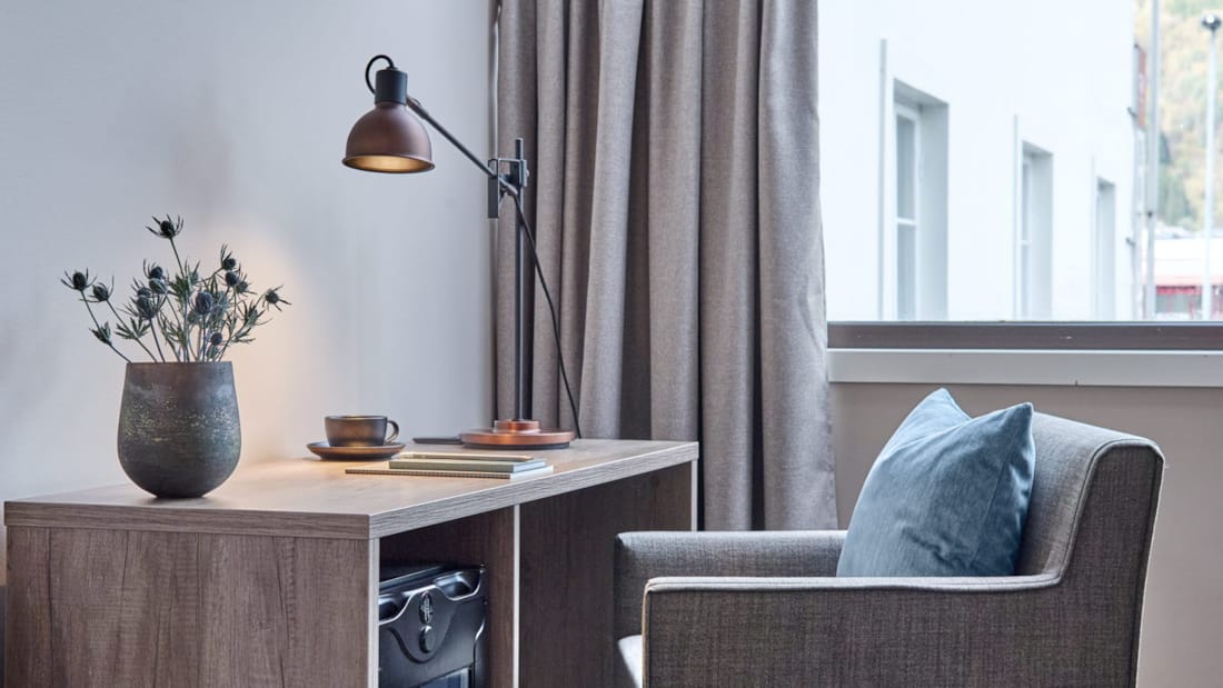 Seng, stol og TV på singlerom på Hotel Førde