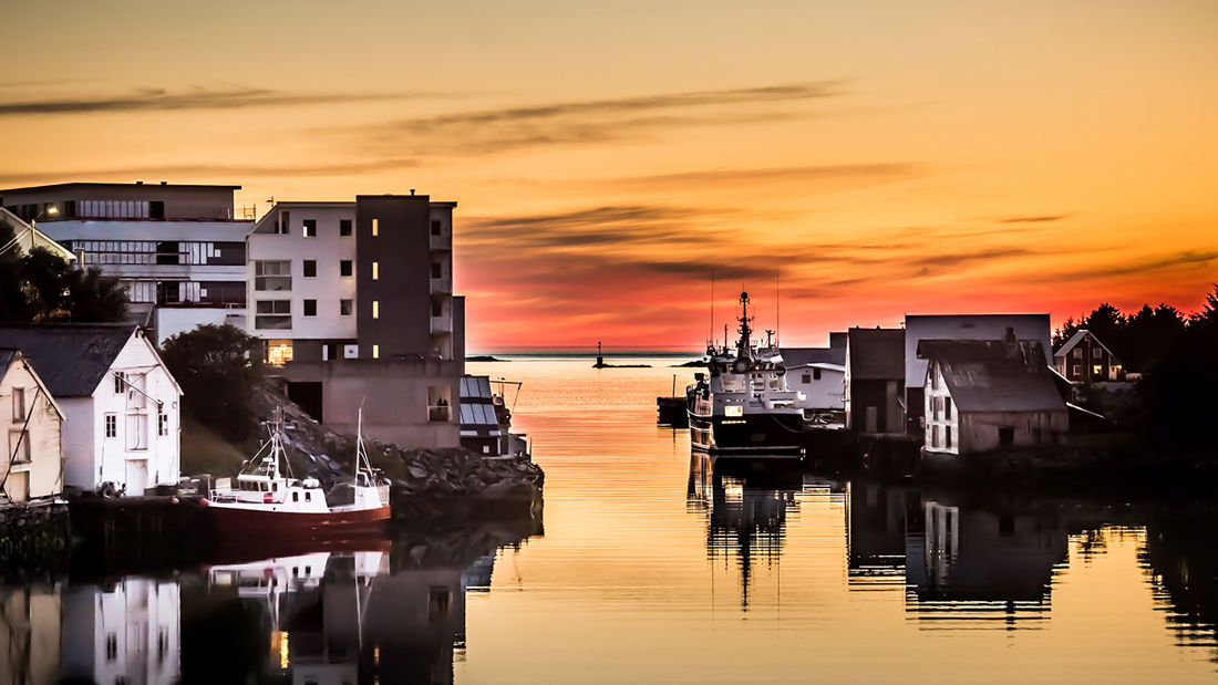 Solnedgang på kajen i Fosnavåg