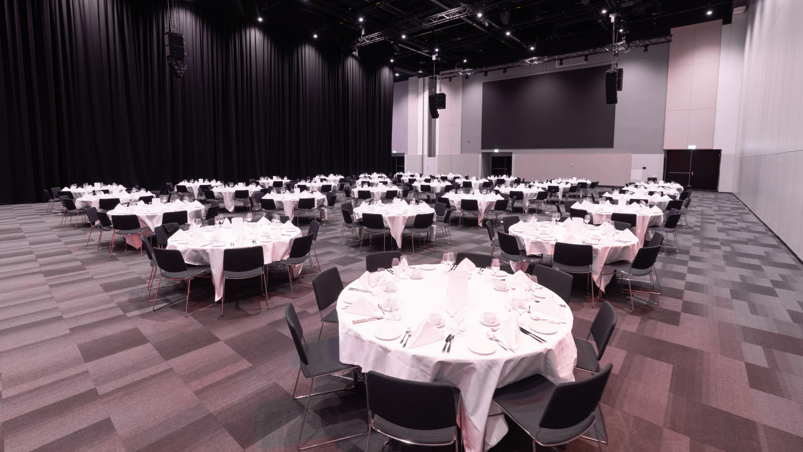 Bankettoppsett i en stor konferansesal